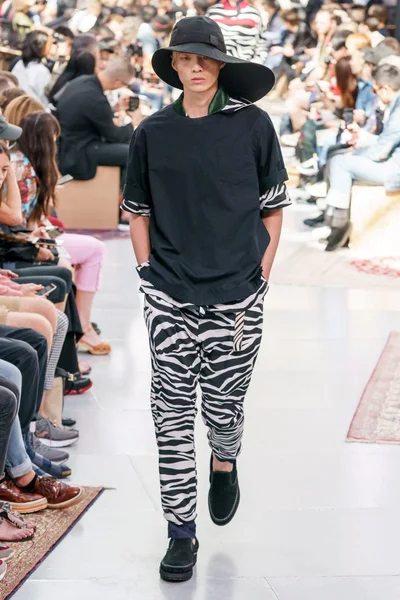 Look 32